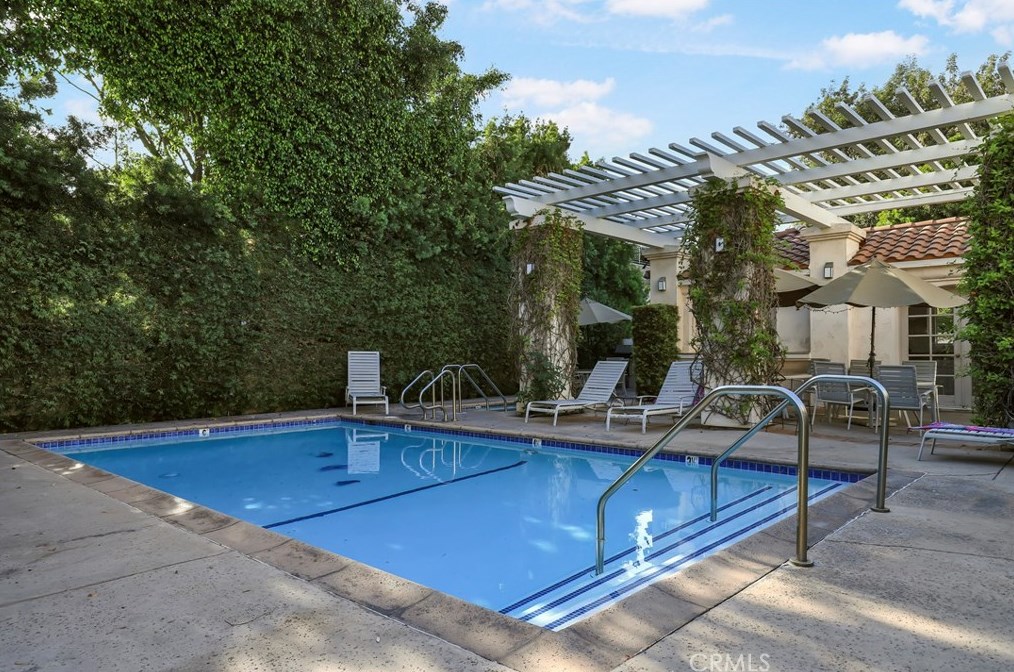 2137 Colby Ave, Los Angeles CA  90025-6207 exterior
