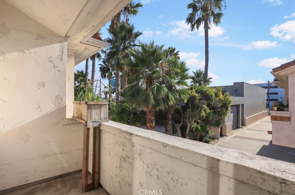 2137 Colby Ave, Los Angeles CA  90025-6207 exterior