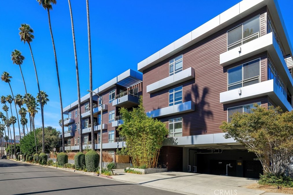 6001 Carlton Way, Los Angeles CA  90028-4526 exterior