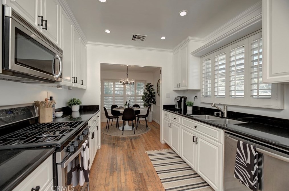 204 Walnut Ave, El Segundo CA  90245-2353 exterior