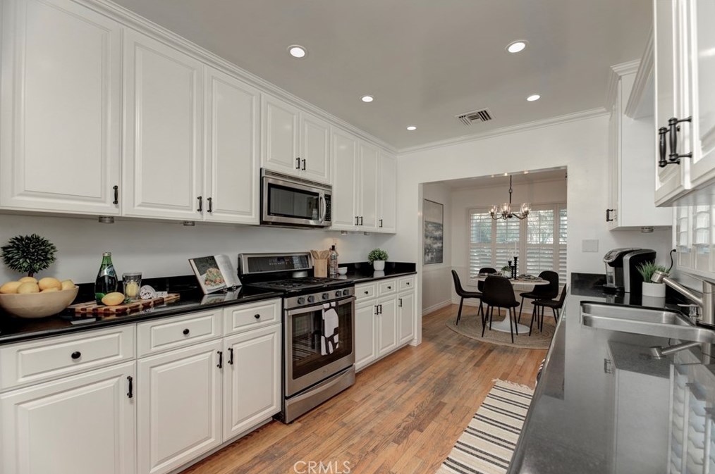 204 Walnut Ave, El Segundo CA  90245-2353 exterior