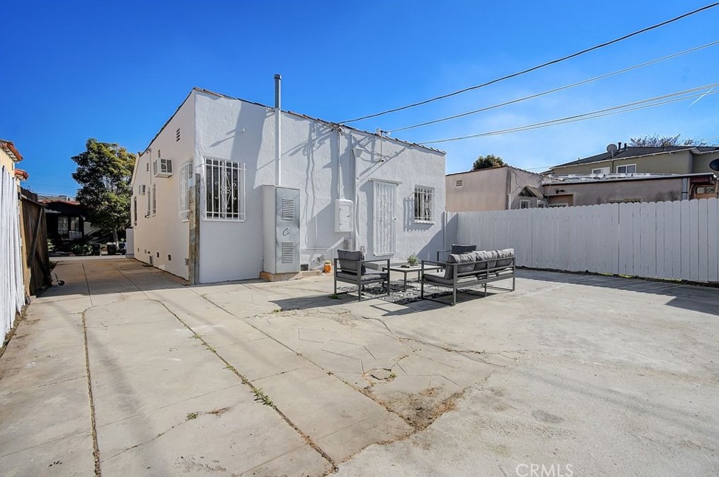 6233 Van Ness Ave, Los Angeles CA  90047-1665 exterior
