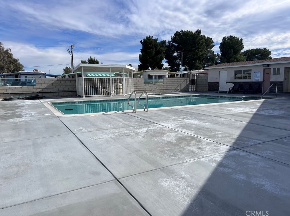 14411 Palmdale Rd, Victorville CA  92392-2746 exterior