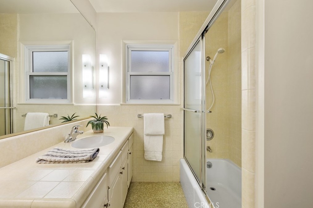 1318 Helberta Ave, Redondo Beach CA  90277-5130 exterior
