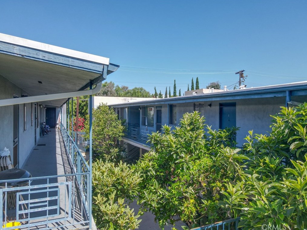 11473 Venice Blvd, Los Angeles CA  90019-6012 exterior