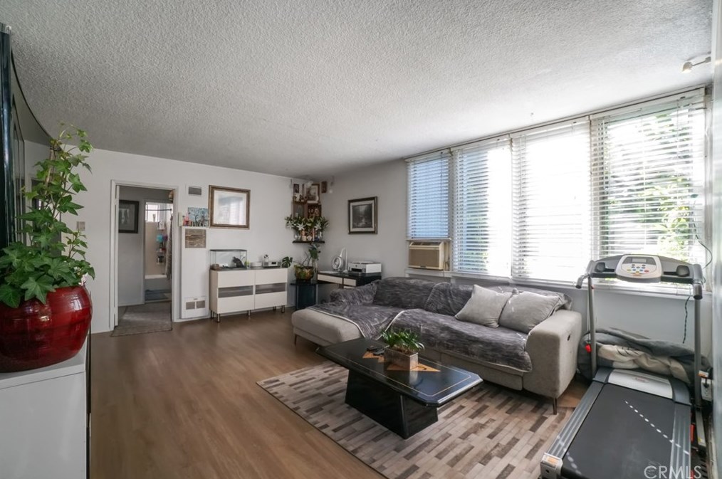 11473 Venice Blvd, Los Angeles CA  90019-6012 exterior