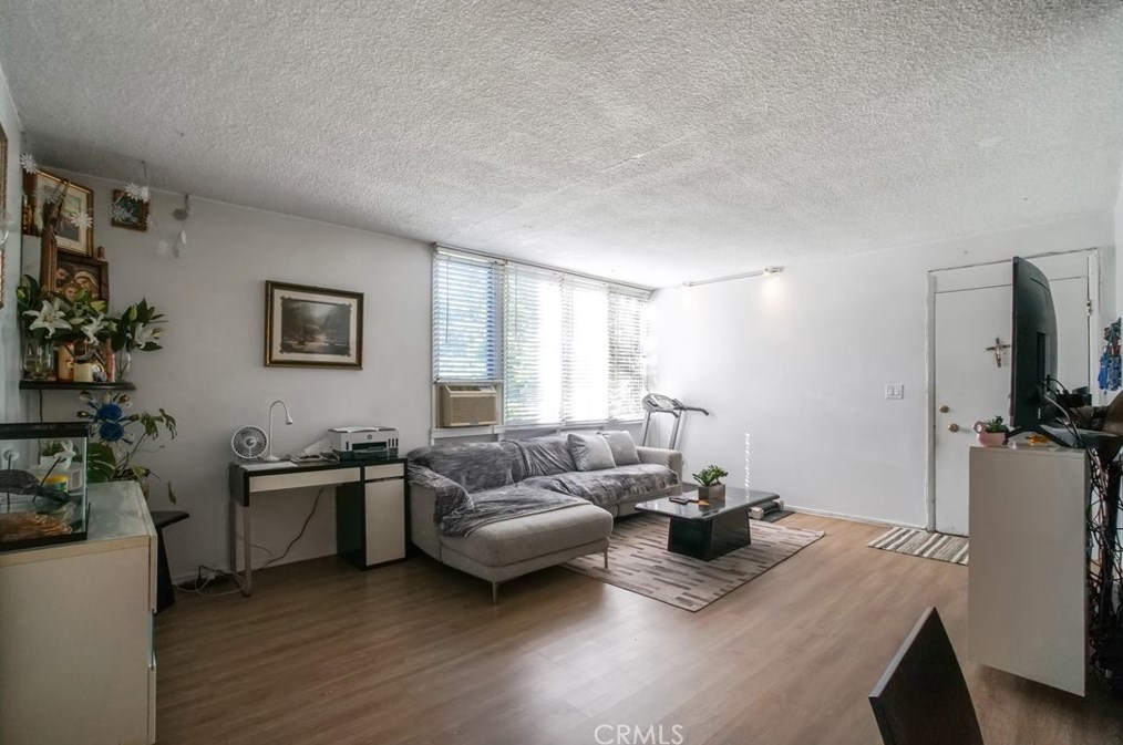 11473 Venice Blvd, Los Angeles CA  90019-6012 exterior