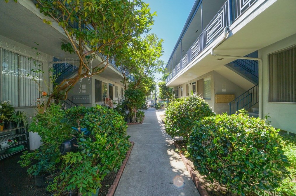 11473 Venice Blvd, Los Angeles CA  90019-6012 exterior