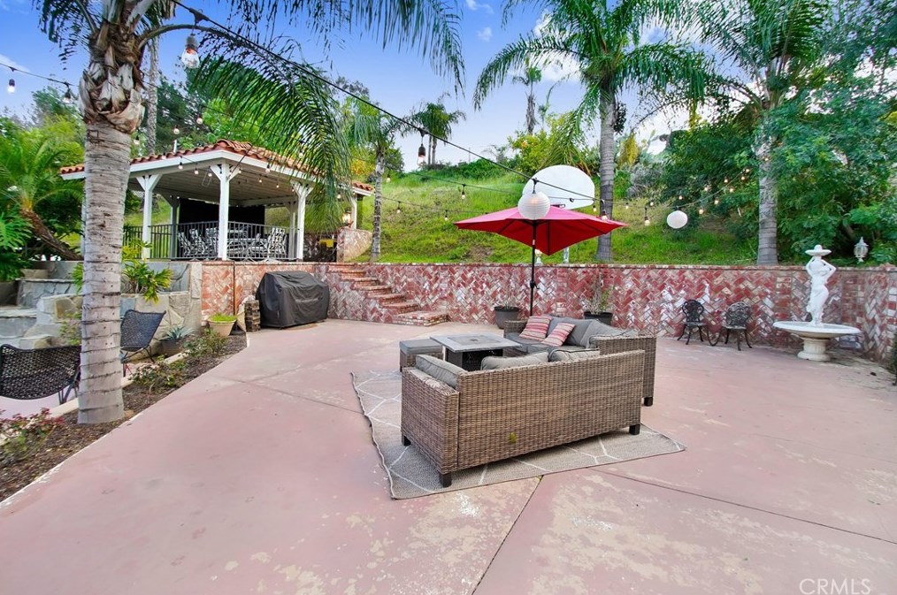 1510 Country Club Dr, Riverside CA  92506-3613 exterior
