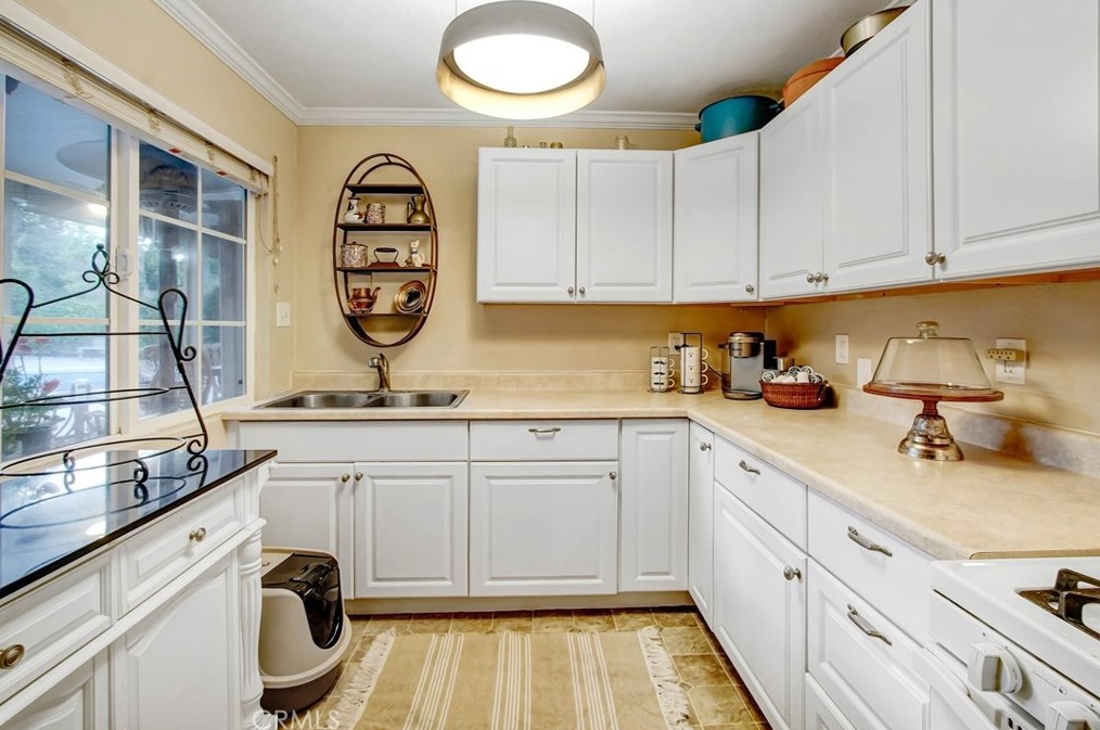 1510 Country Club Dr, Riverside CA  92506-3613 exterior