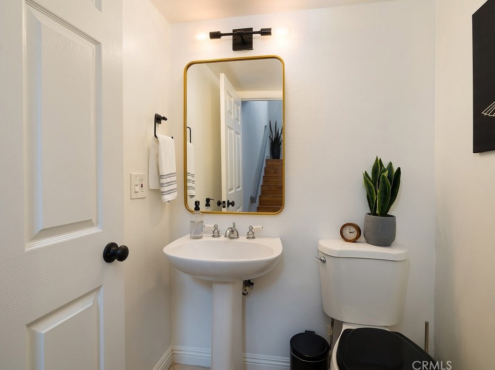 13060 Sycamore Village Dr, Norwalk CA  90650-8336 exterior