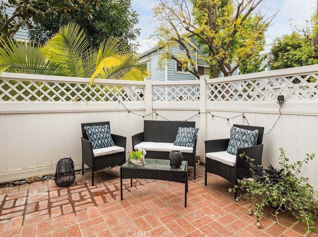 13060 Sycamore Village Dr, Norwalk CA  90650-8336 exterior