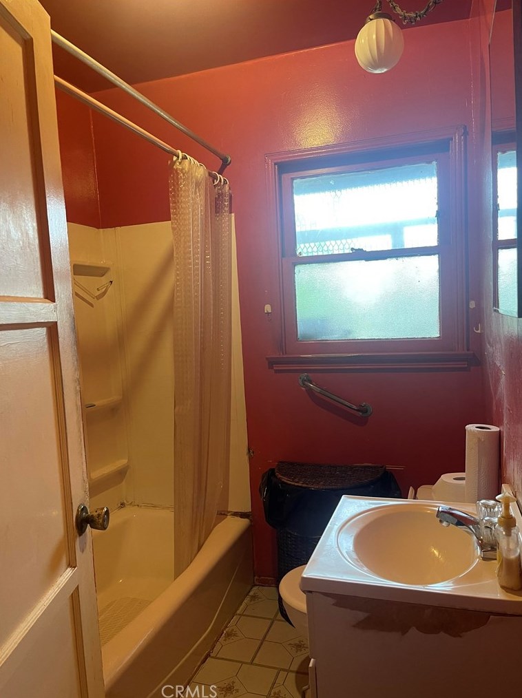 1253 104th St, Los Angeles CA  90047-4519 exterior