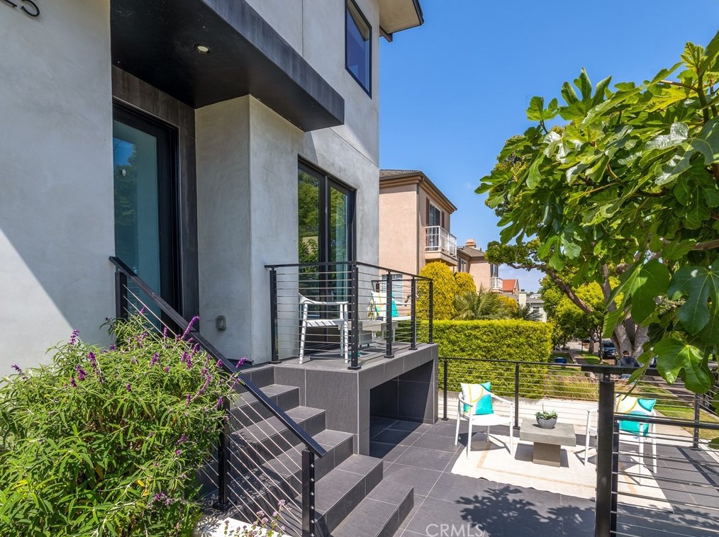 125 Palm Ave, El Segundo CA  90245-2296 exterior