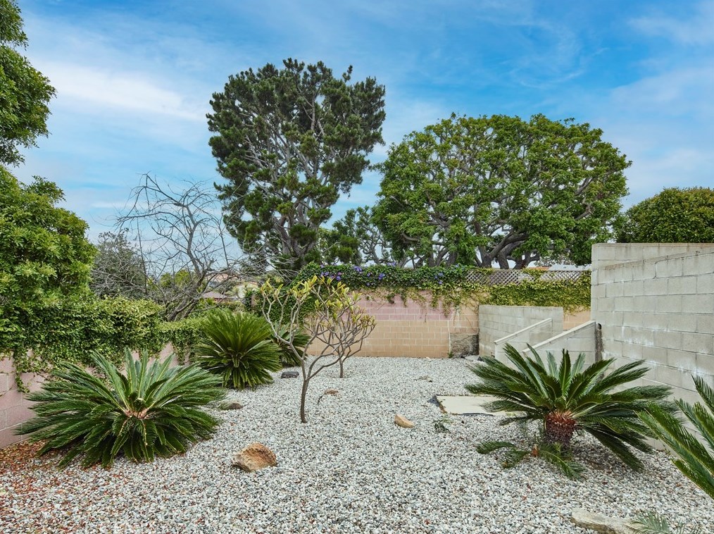 209 Oak Ave, El Segundo CA 90245-5229 exterior