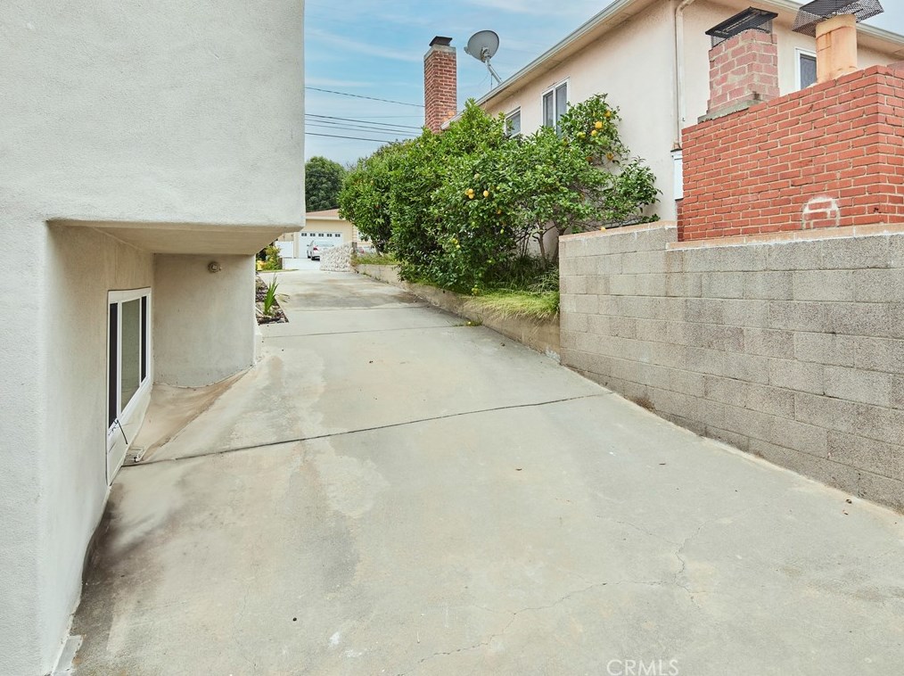 209 Oak Ave, El Segundo CA 90245-5229 exterior