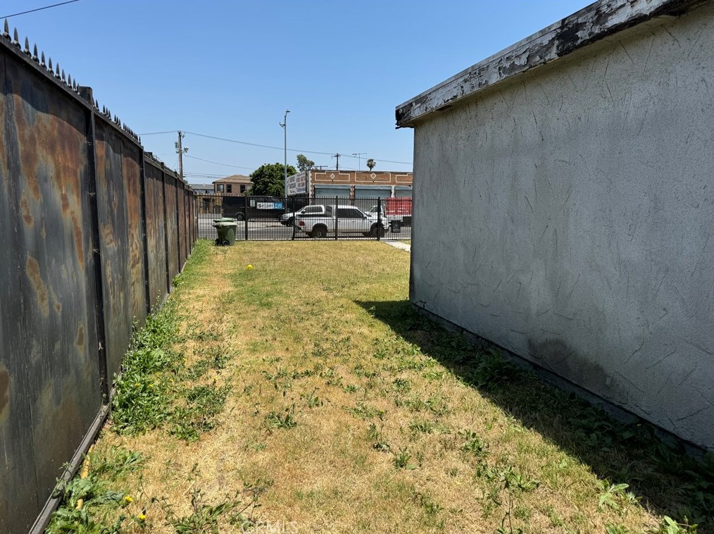 10905 Main St, Los Angeles CA  90061-2027 exterior