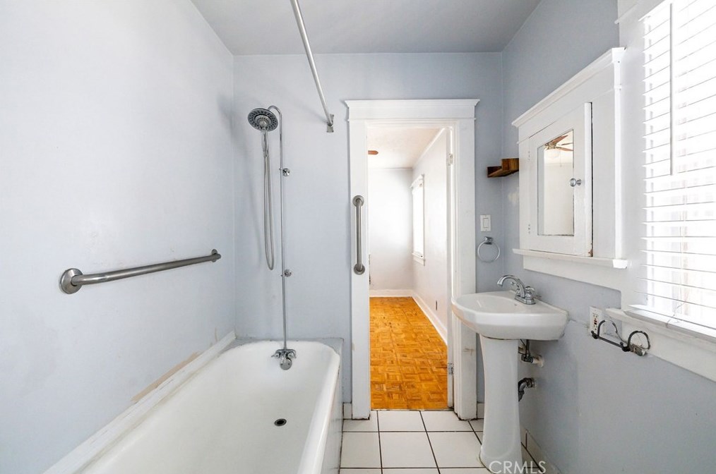 1629 37th St, Los Angeles CA  90018-4524 exterior