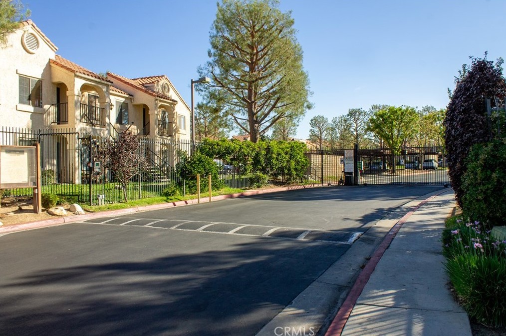 2554 Olive Dr, Palmdale CA  93550-4404 exterior