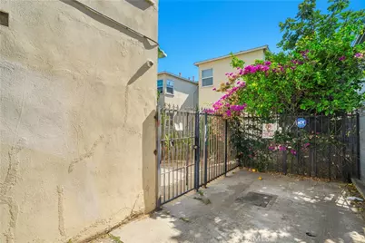 2011 S Shenandoah Street, Los Angeles, CA 90034 - Photo 17