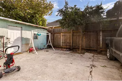 240 E 56th Street, Los Angeles, CA 90011 - Photo 17