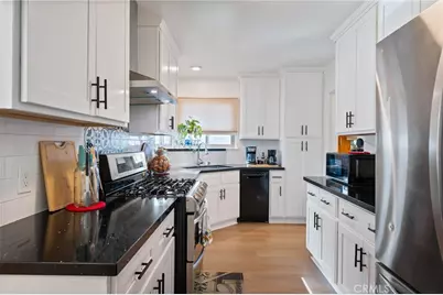 10725 S 8th Avenue, Inglewood, CA 90303 - Photo 11