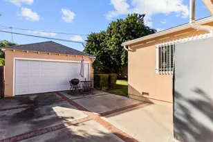 3551 Hillcrest Dr, Los Angeles, CA 90016 - Photo 25