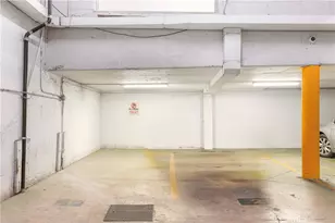 1045 N Kings Road, West Hollywood, CA 90069 - Photo 31