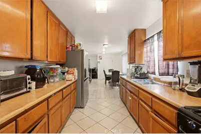 725 E 40th Place, Los Angeles, CA 90011 - Photo 9