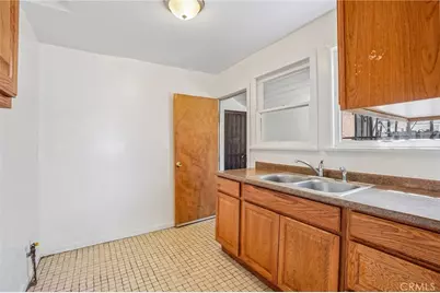 408 W 107th Street, Los Angeles, CA 90003 - Photo 9