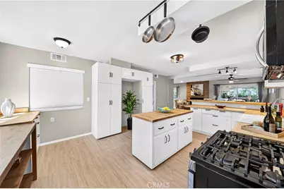 22817 Burbank Boulevard, Woodland Hills, CA 91367 - Photo 11