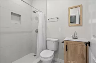 259 W 42nd St, Los Angeles, CA 90037 - Photo 33