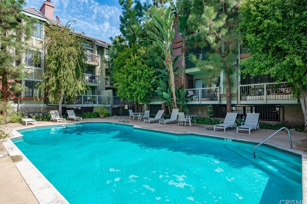 18324 Clark St, Los Angeles CA  91356-3507 exterior