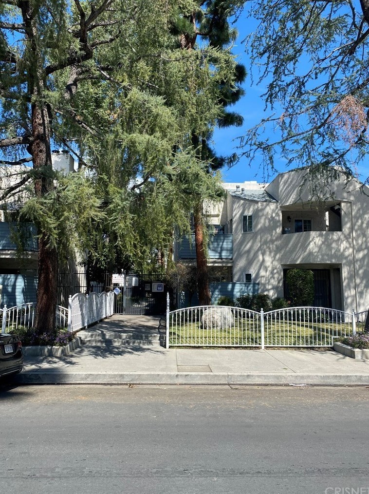 18411 Hatteras St, Los Angeles CA  91356-1961 exterior