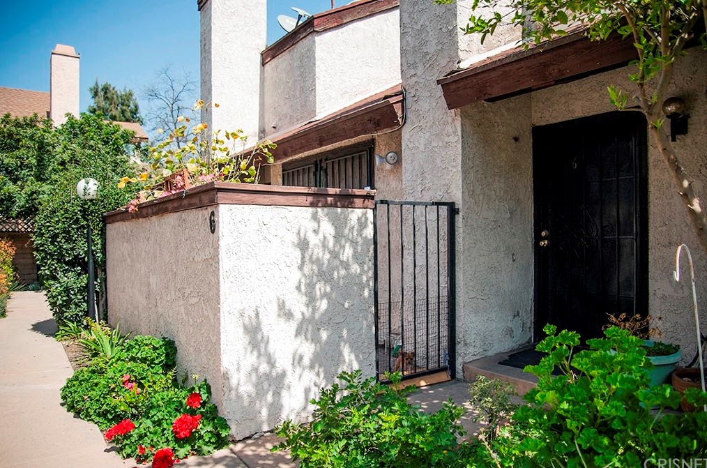 9555 Woodman Ave, Los Angeles CA  91331-6425 exterior