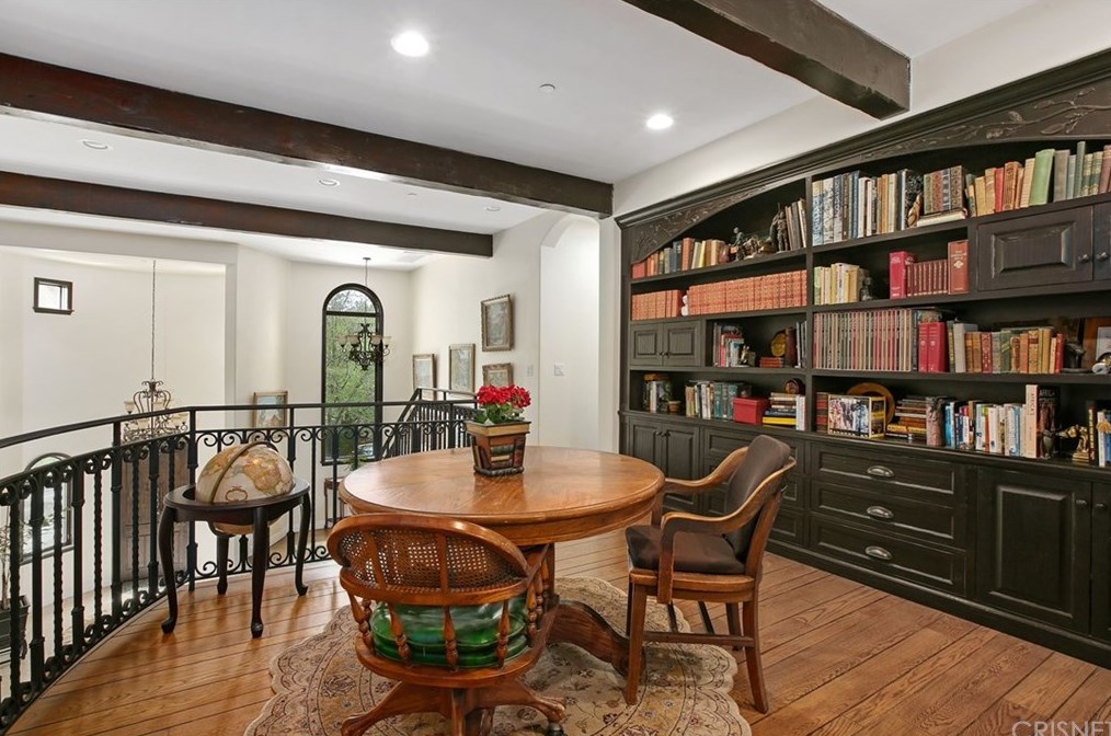 4928 Vanalden Ave, Los Angeles CA  91356-4718 exterior