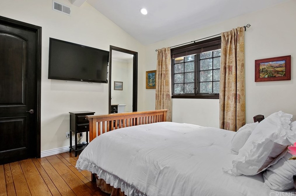4928 Vanalden Ave, Los Angeles CA  91356-4718 exterior