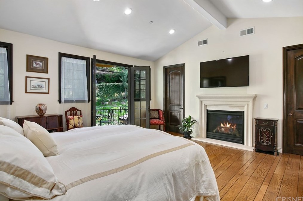 4928 Vanalden Ave, Los Angeles CA  91356-4718 exterior