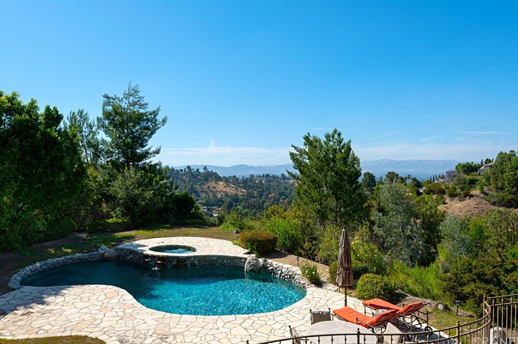 4039 Nogales Dr, Los Angeles CA  91356-5004 exterior