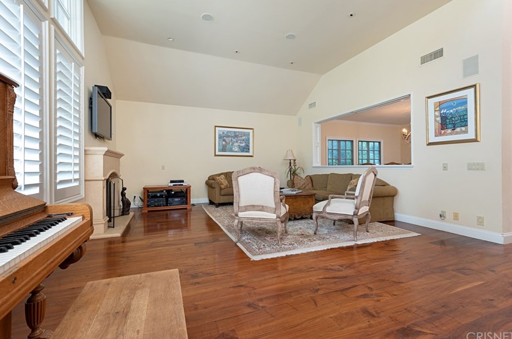 4039 Nogales Dr, Los Angeles CA  91356-5004 exterior