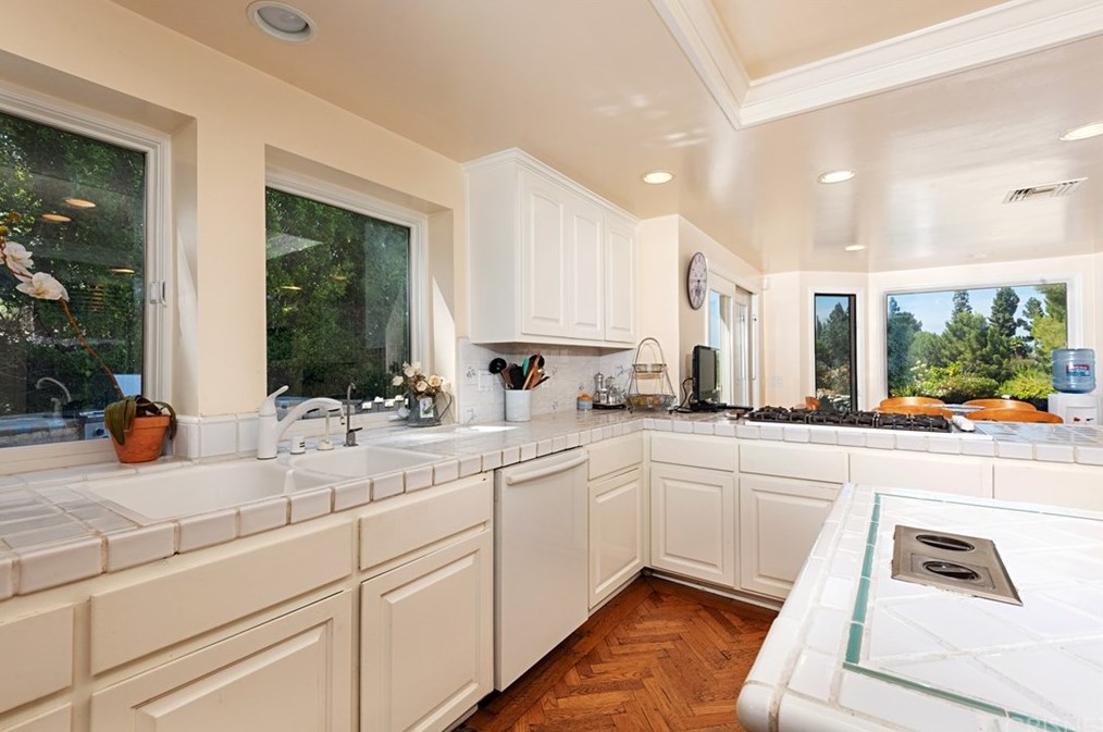 4039 Nogales Dr, Los Angeles CA  91356-5004 exterior