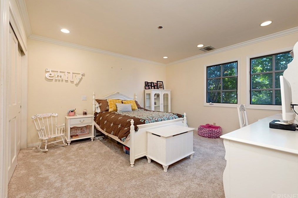 4039 Nogales Dr, Los Angeles CA  91356-5004 exterior