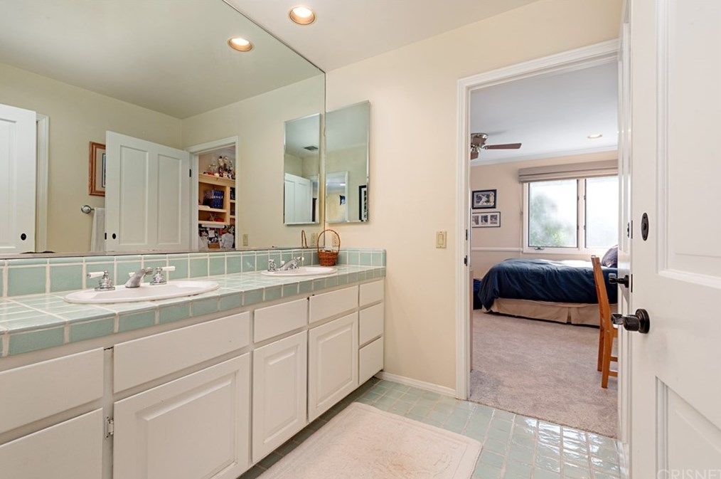 4039 Nogales Dr, Los Angeles CA  91356-5004 exterior