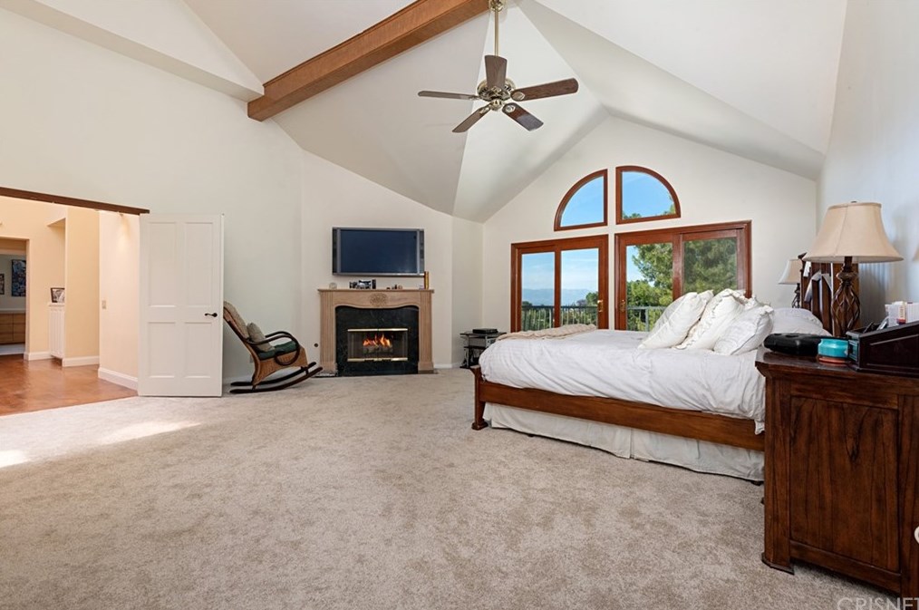 4039 Nogales Dr, Los Angeles CA  91356-5004 exterior