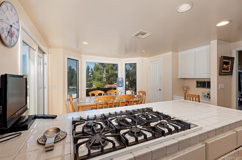 4039 Nogales Dr, Los Angeles CA  91356-5004 exterior