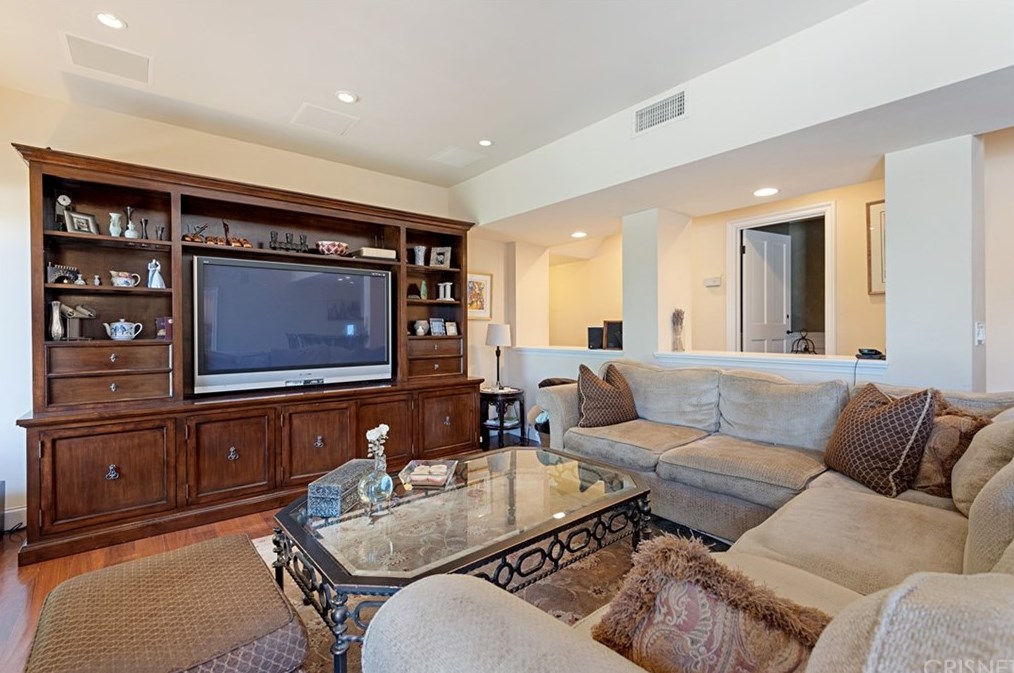 4039 Nogales Dr, Los Angeles CA  91356-5004 exterior