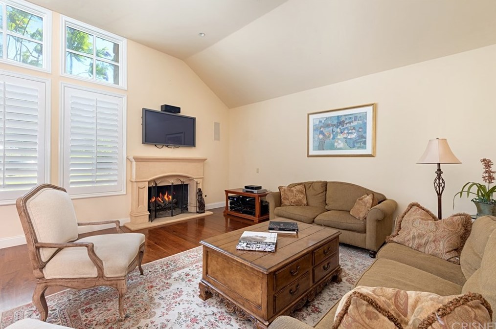 4039 Nogales Dr, Los Angeles CA  91356-5004 exterior