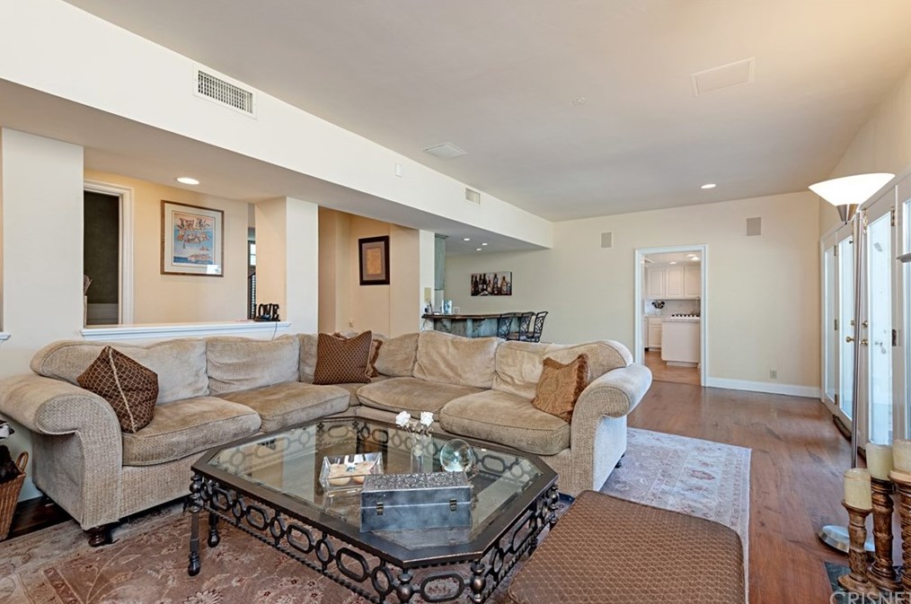 4039 Nogales Dr, Los Angeles CA  91356-5004 exterior