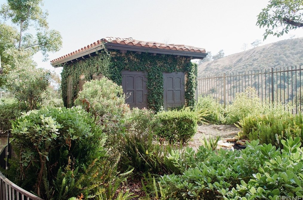 2700 Cahuenga Blvd, Los Angeles CA  90068-2126 exterior