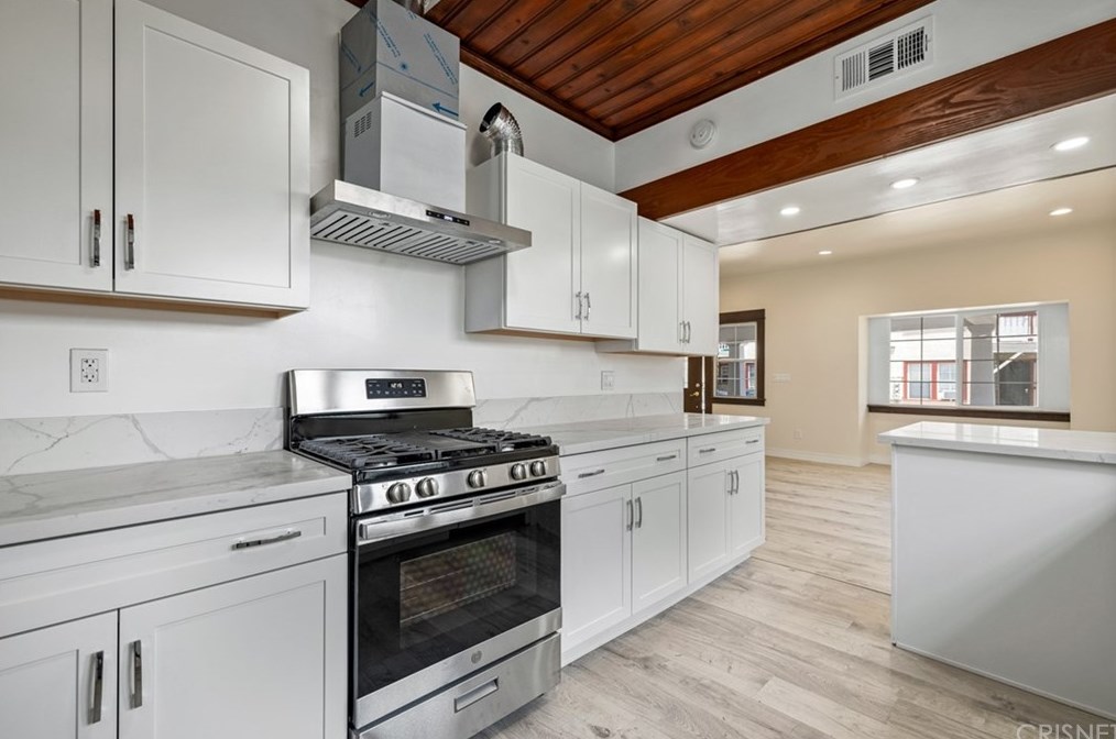 521 Heliotrope Dr, Los Angeles CA  90004-2905 exterior